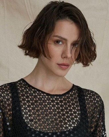 Közepes hosszúságú réteges hajvágás 2023