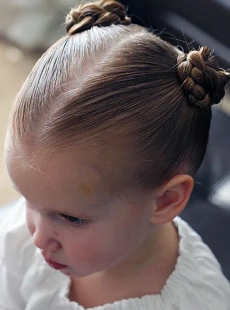 Egy kislány frizurája