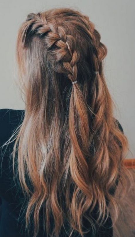 Aranyos fonott frizurák hosszú hajra