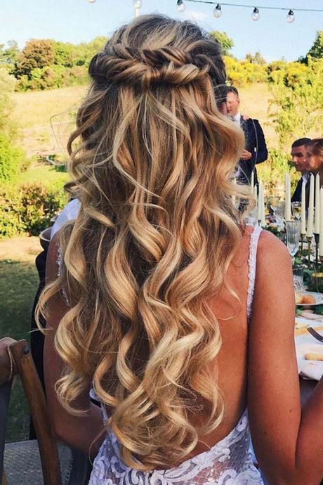 Frizurák hosszú haj az esküvő napján