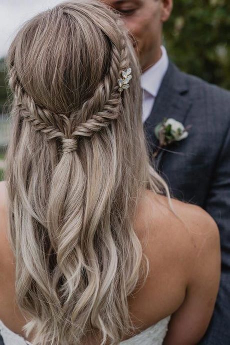 Frizurák hosszú haj Esküvői stílusok
