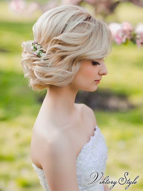 Frizurák esküvői vendégek közepes haj