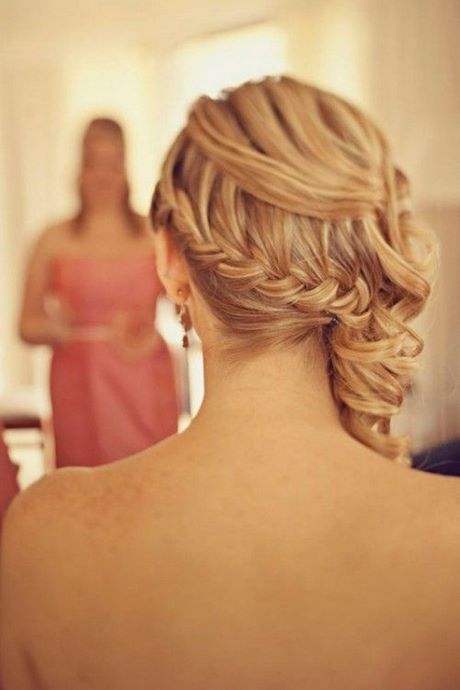 Hosszú frizurák az esküvői vendég számára