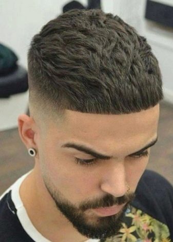 Gyönyörű frizurák rövid hajú férfiak számára