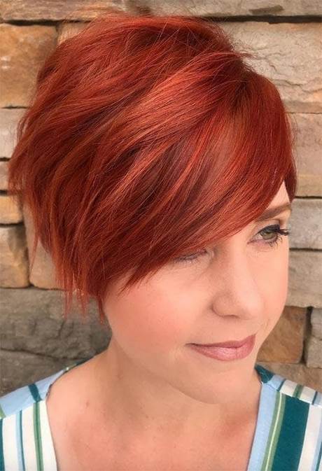 Vörös haj vágott pixie stílus
