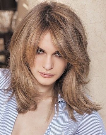 Többrétegű vállhosszú hajvágás a nők számára