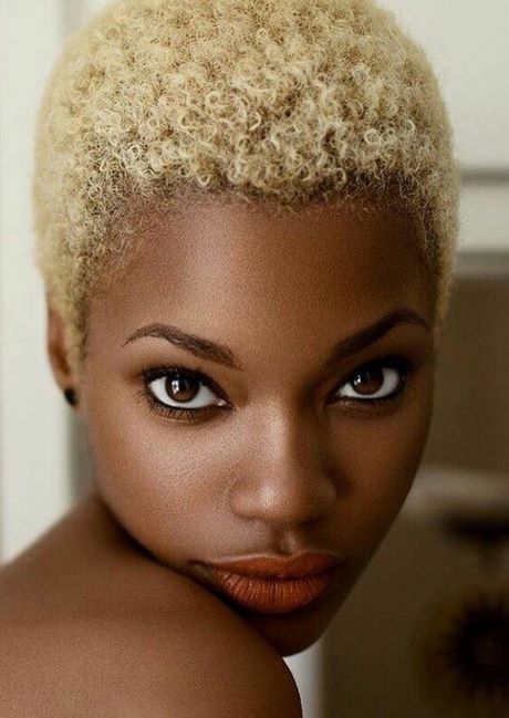 Aranyos rövid frizurák fekete nők számára