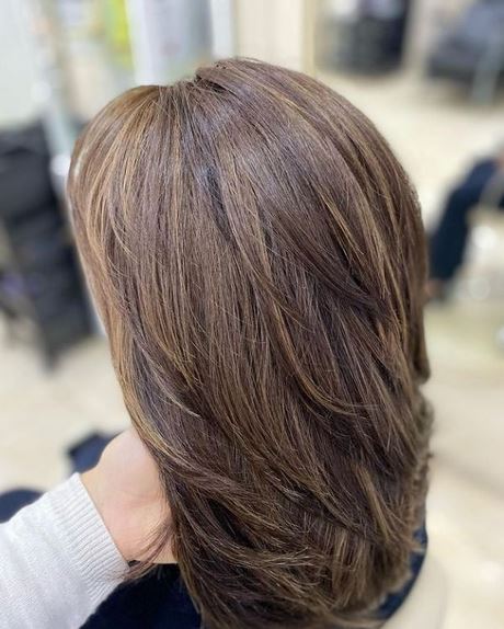 Női hajvágás közepes hosszúságú hajra