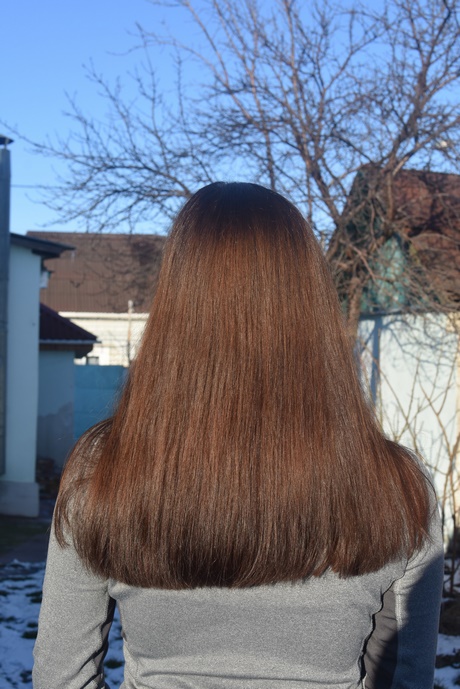 Közepes hosszúságú vállig érő haj