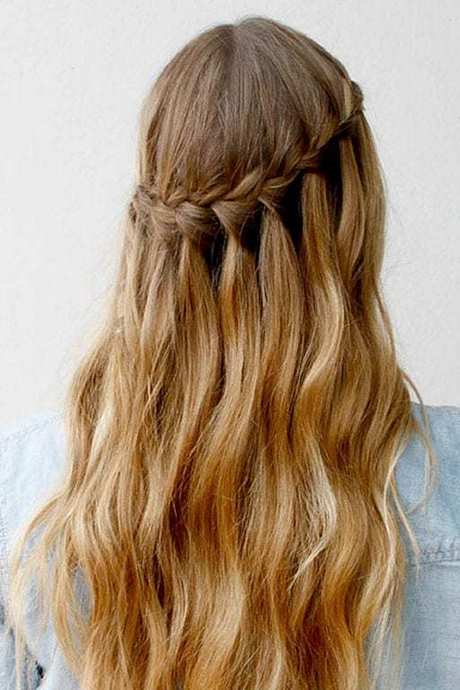 Egyszerű és alkalmi frizurák hosszú, vastag hajra