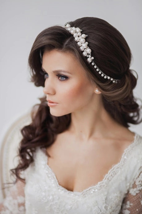 Esküvői frizura az ifjú házasok számára hosszú hajra