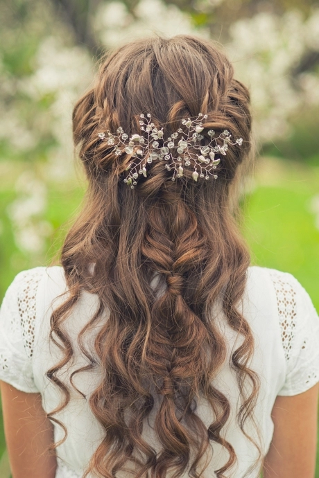 Esküvői frizura az ifjú házasok számára hosszú hajra