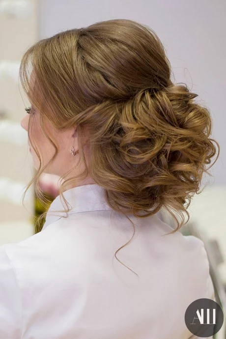 Könnyű esküvői frizurák közepes hajra