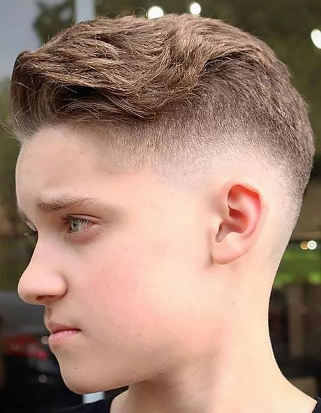 Rövid hajvágás tizenéves fiúk számára