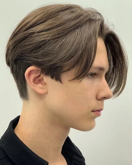 Rövid hajvágás tizenéves fiúk számára