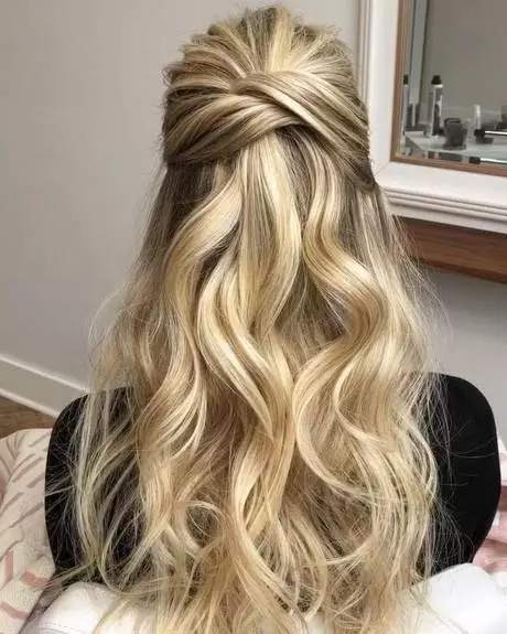 Step-by-step prom frizurák hosszú hajra