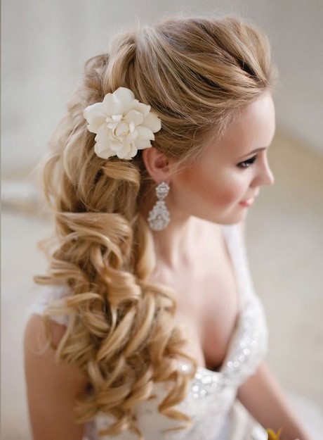 Gyönyörű frizurák a menyasszony