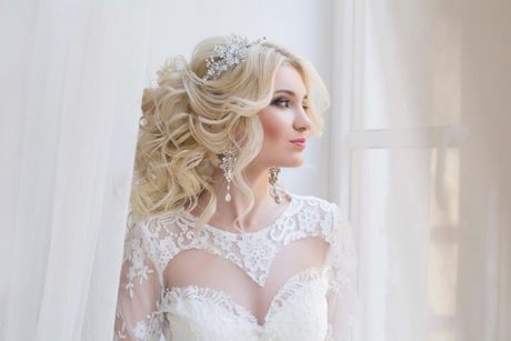 Gyönyörű frizurák a menyasszony