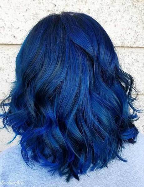 Fekete, kék frizurák
