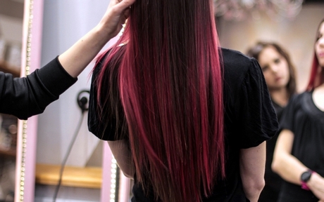 Fekete-rózsaszín frizurák