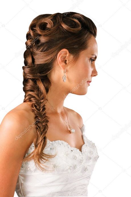 Menyasszonyi frizura fejtetőre fésült frizura
