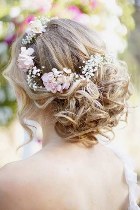 Menyasszonyi frizurák a virágok