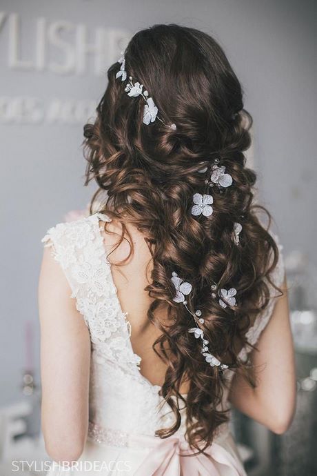 Virágok haj esküvő