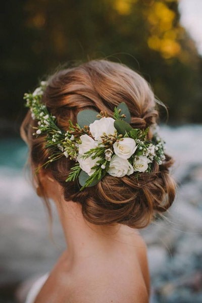 A virágokat az esküvői haj