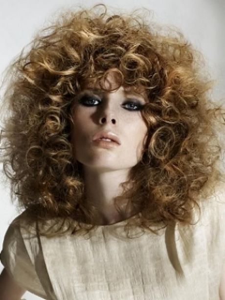 Frizurák hosszú, göndör haj a nők