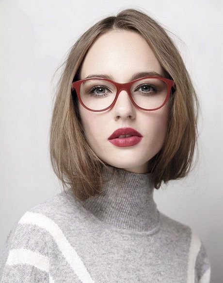 Női frizurák, szemüveges