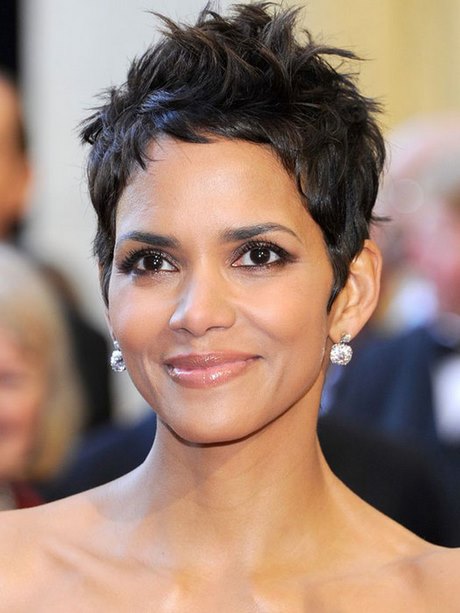 Halle berry göndör frizurák