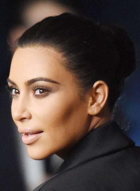 Kim kardashian göndör frizurák