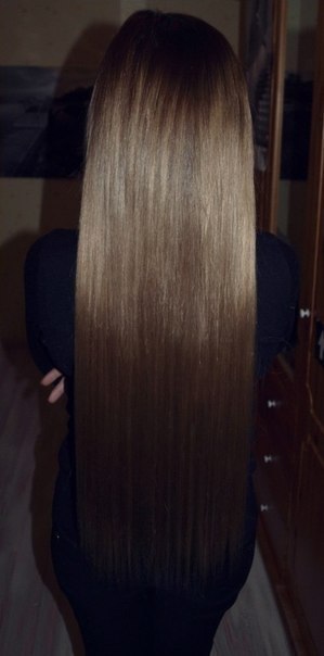 Hosszú réteges haját hátulról