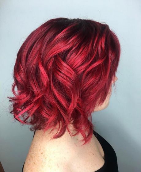 Közepes piros frizurák