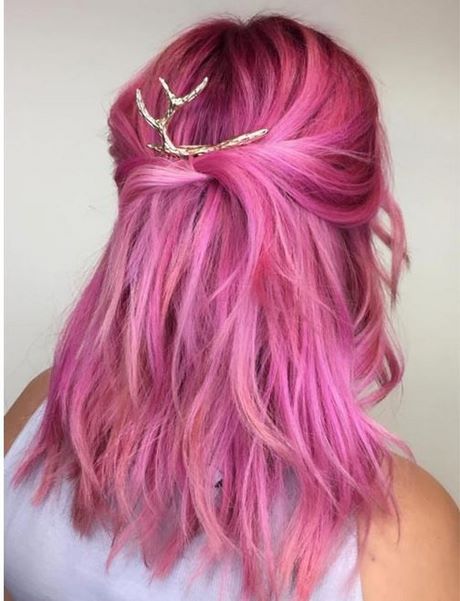 Rózsaszín frizurák