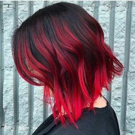 Piros, illetve fekete frizurák