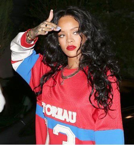 Rihanna göndör frizurák