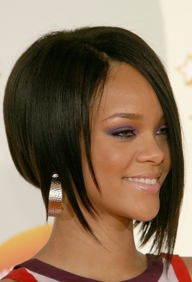 Rihanna rövid haj stílus