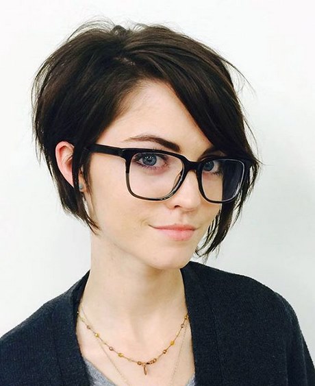 Rövid frizurák a nők szemüveg