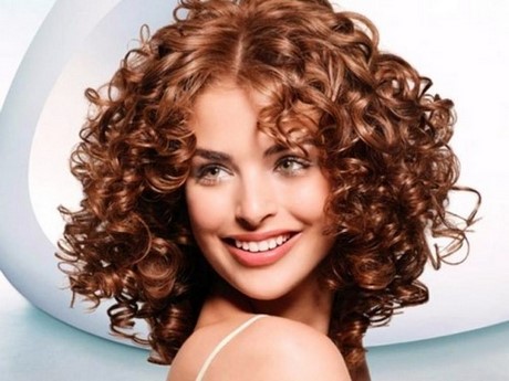 Rövid frizurák göndör hajú nők