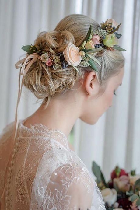 Esküvői haj friss virágok