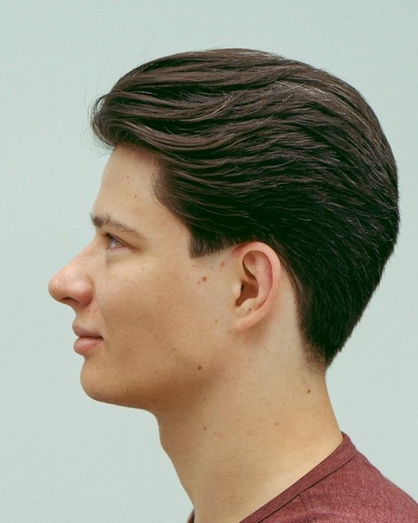 Közepes hosszúságú frizura 2023