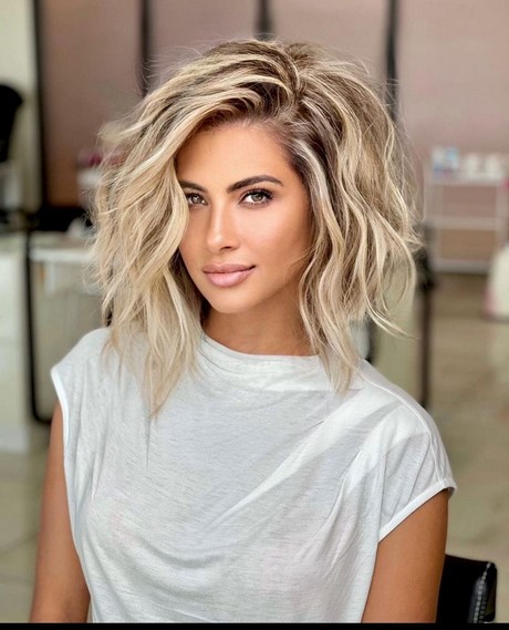 Közepes hosszúságú hajvágás 2023