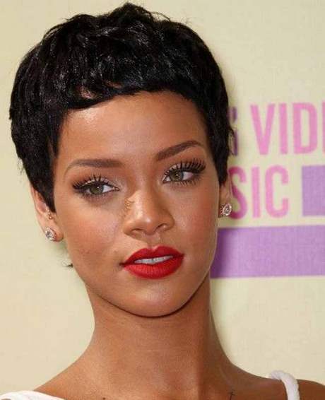 Rihanna rövid frizurái 2023