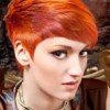 Vörös haj vágott pixie stílus