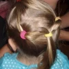 A kislányok frizurákba fonják a pigtaileket