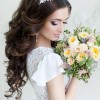 Menyasszonyi fejtetőre fésült frizura-fotók