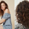 Frizurák hosszú, természetes göndör haj